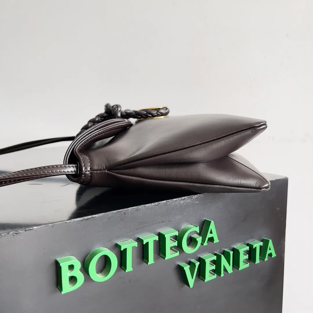 Batch 1520 Inspired by the 1970s, the Bottega Veneta women's logo shoulder bag has a smooth leather surface that brings a clean and handsome feel, just like the neatness and tenacity of a working woman. The front buckle has high-quality hardware pendant body, the overall retro elegance, and the excellent leather feels soft. This Bottega Veneta series can be described as beautiful, weakening the complexity of the outfit, not competing for it, and only using the best quality to interpret itself. Style number: 806030 (small size) Size: 27*16*6cm